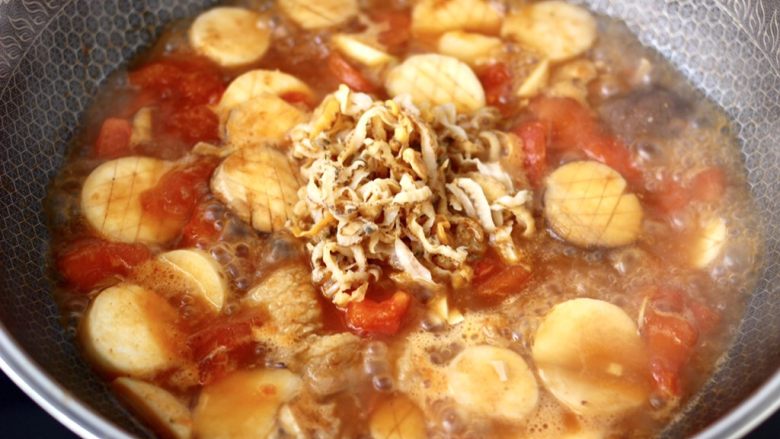 杏鲍菇扇贝花肉煲,大火烧开后转中火炖煮至汤汁浓稠时,加入扇贝边。
