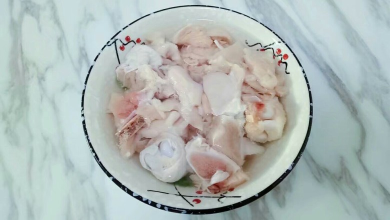 香菇板栗鸡块,切成鸡块,用清水浸泡