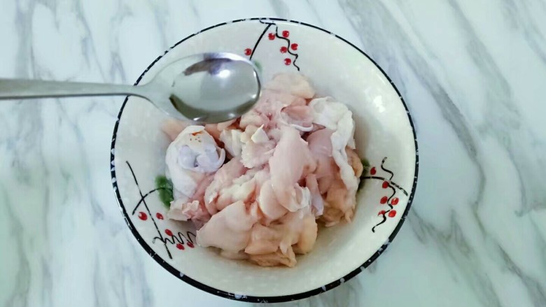 香菇板栗鸡块,鸡块沥干水份,放入1勺<a style='color:red;display:inline-block;' href='/shicai/ 718'>料酒</a>