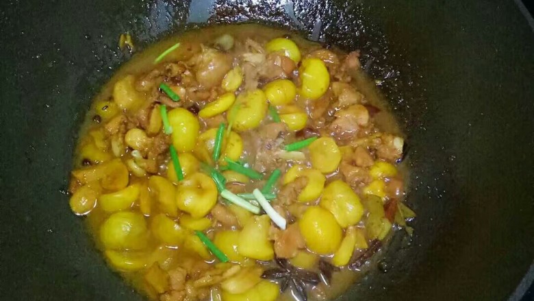 香菇板栗鸡块,转小火煮15分钟,大火收汁,放入香葱段翻炒均匀即可