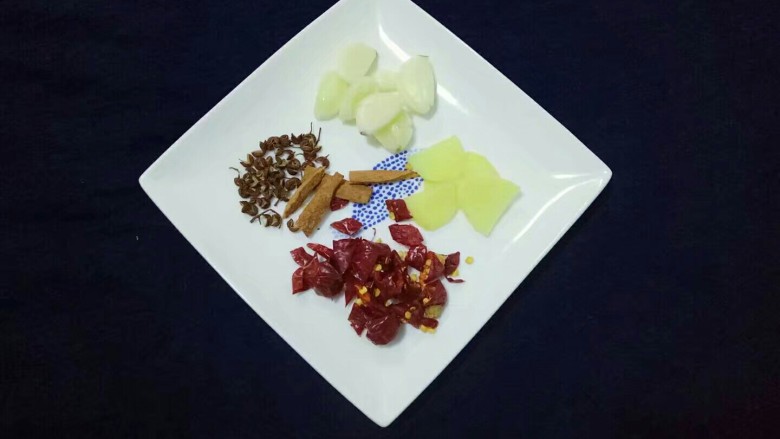 酸辣黄瓜条,准备好香料，蒜头、<a style='color:red;display:inline-block;' href='/shicai/ 37'>姜</a>片、<a style='color:red;display:inline-block;' href='/shicai/ 86474'>干辣椒</a>切段、<a style='color:red;display:inline-block;' href='/shicai/ 700'>花椒</a>、<a style='color:red;display:inline-block;' href='/shicai/ 710'>桂皮</a>。