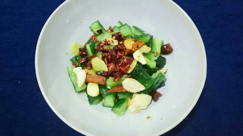 酸辣黄瓜条,将热腾腾的香料油淋在黄瓜上