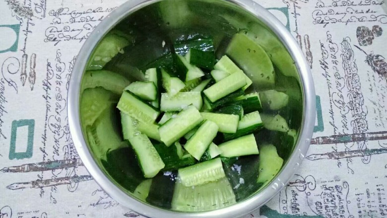 酸辣黄瓜条,黄瓜清洗干净,切段