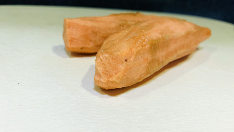 红薯圆子,红薯洗净,削皮;