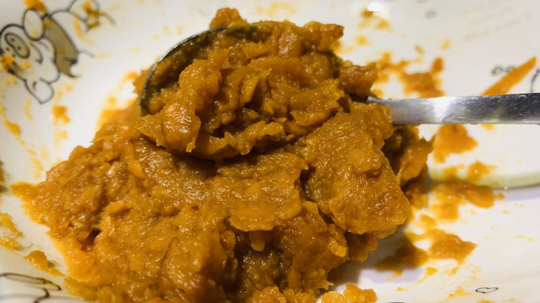 红薯圆子,趁热压成薯泥;
