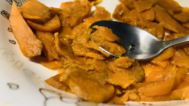 红薯圆子,红薯用勺子轻压成泥,就可以出锅了;