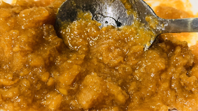 红薯圆子,将白糖和红薯搅拌均匀;