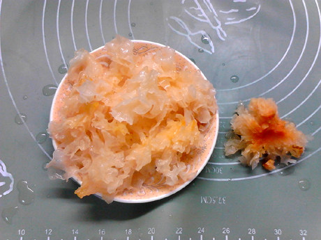 苹果雪梨汤,去掉根蒂,备用。