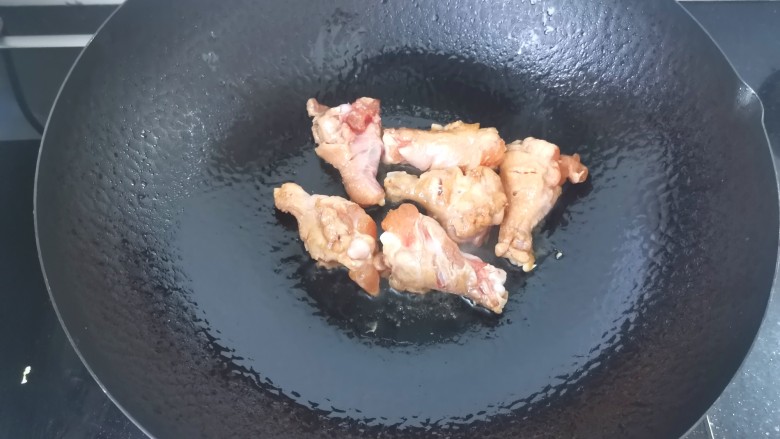 蜜汁鸡腿,油热放入鸡腿,小火煎至两面金黄