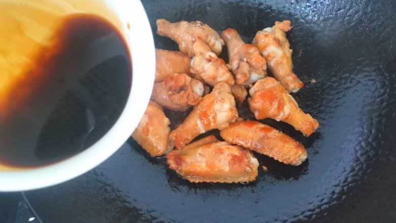 蜜汁鸡腿,倒入调好的蜜汁,大火烧开转中火烧5分钟