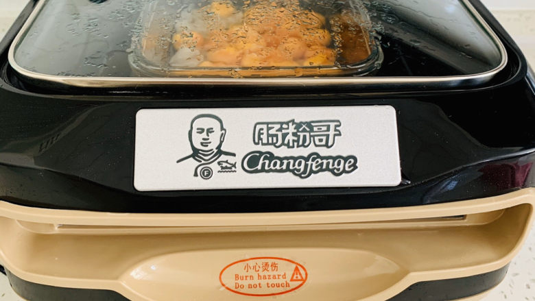 木瓜莲子银耳羹,放入蒸锅,水开计时中火蒸60分钟。