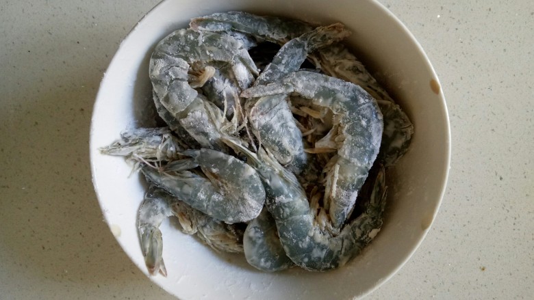 椒盐基围虾,腌制好的虾挑去柠檬片,控出水份,加入适量淀粉,拌均匀