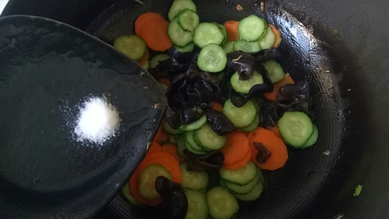 黄瓜木耳炒鸡蛋,翻炒片刻,加入适量盐