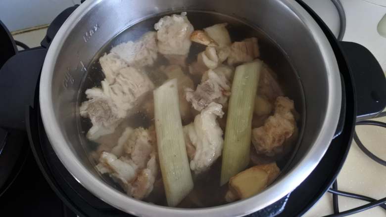 咖喱牛腩,牛肉焯水后放高压锅里,加入热水、葱姜压制25分钟
