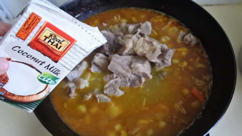 咖喱牛腩,放入牛肉,依口味倒入椰浆