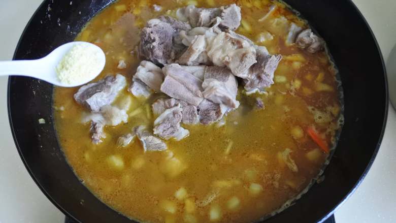 咖喱牛腩,加盐、鸡精调味,再炖25分钟