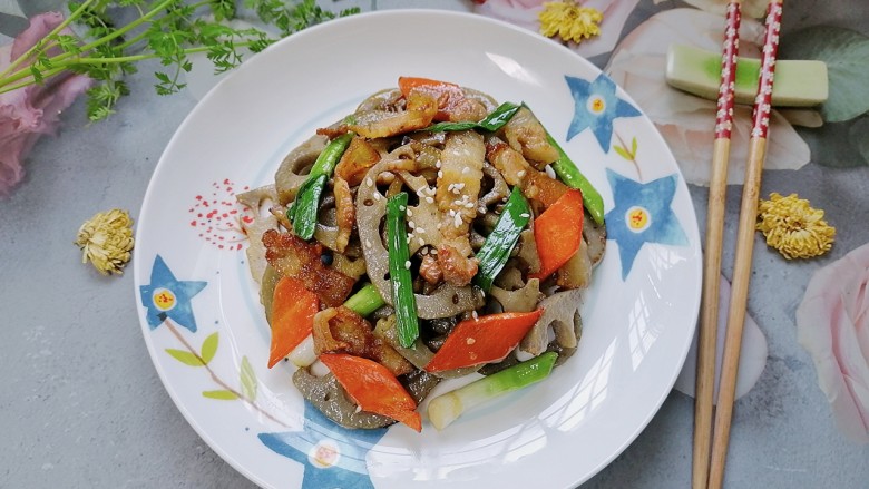 干锅藕片,装盘撒上白芝麻，一道美味的干锅藕片就完成了。