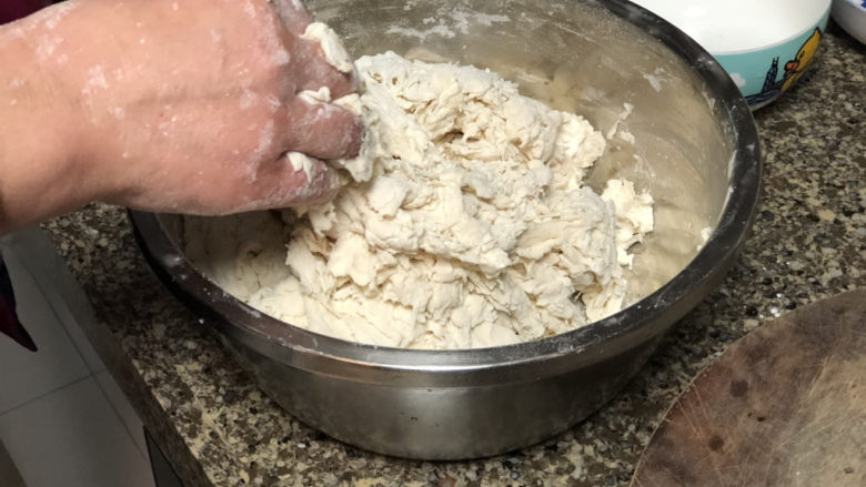 好吃不如饺子➕大白菜猪肉水饺,分次加入预定400g冷水,搅拌成面絮状,根据自己家面粉吸水性调整水量