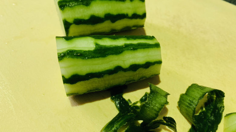 酸辣黄瓜条,把黄瓜切长段;