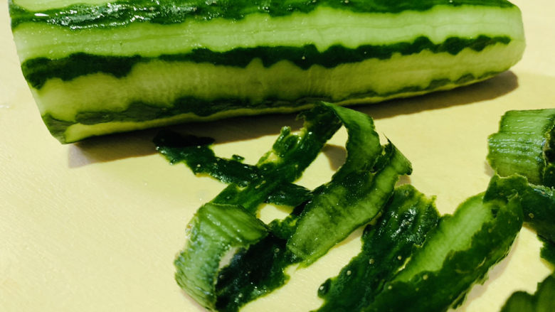 酸辣黄瓜条,削的时候留些青色,主要为了美观;