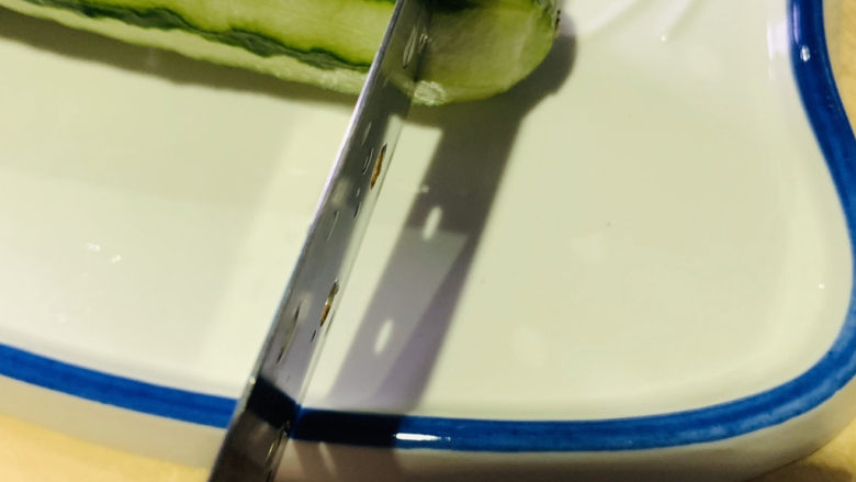 酸辣黄瓜条,切去黄瓜🥒头尾;