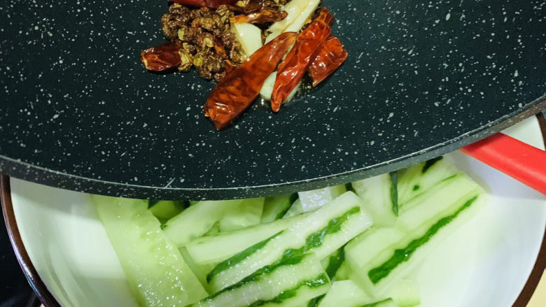 酸辣黄瓜条,炒香后,全部倒入装有黄瓜的碗内,搅拌均匀,腌制半小时味道更佳;