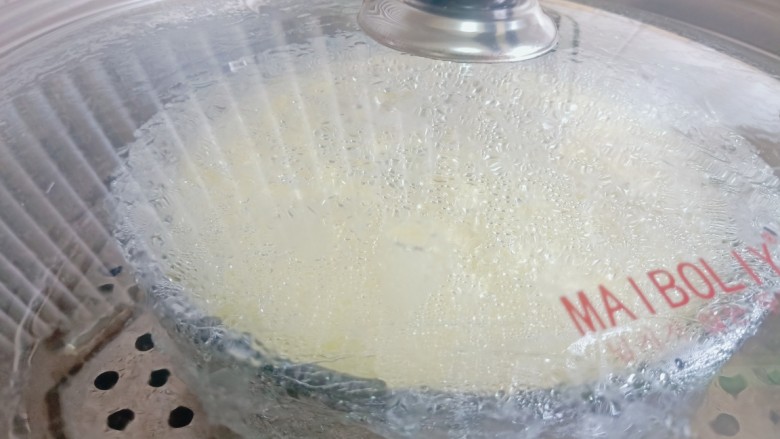 草莓酸奶蒸蛋糕,水沸腾后转中火盖上锅盖蒸40分钟中途最好不要打开锅盖,蒸好后关火焖6分钟后再开盖。