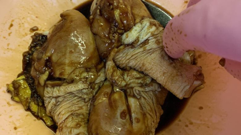 蜜汁鸡腿,搅拌均匀,腌制30分钟以上,越久越好