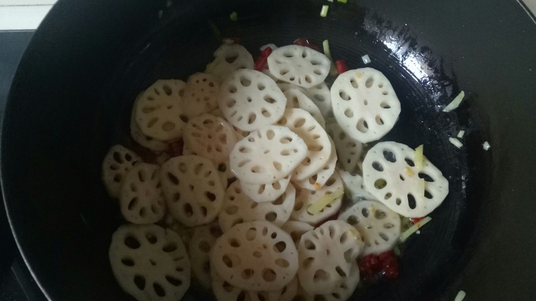 醋溜藕片,加入藕片,稍微溜点清水盖上锅盖焖一分钟