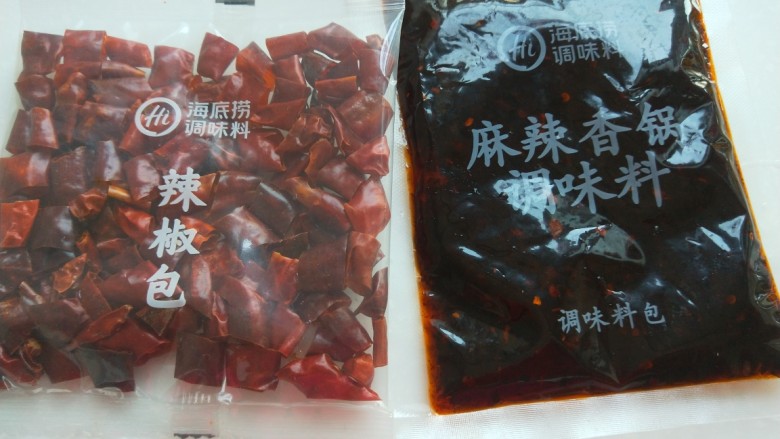 干锅藕片,麻辣香锅料准备好。