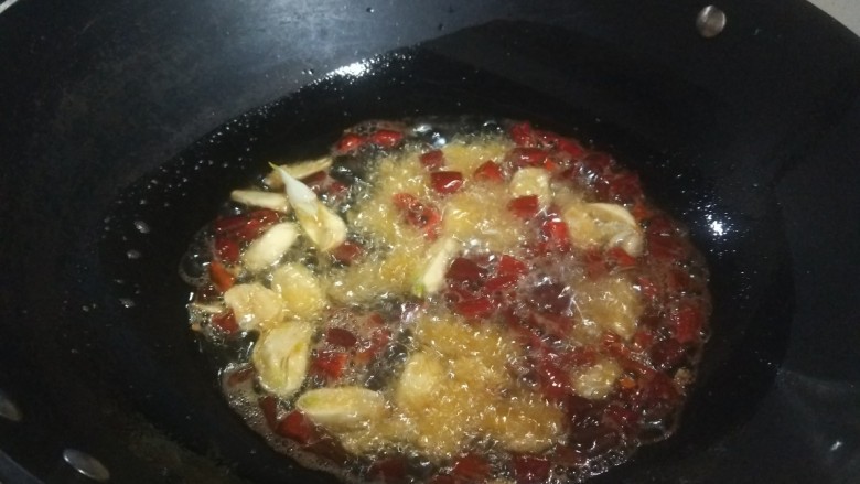 干锅藕片,辣椒不要太过火了,变色马上加香锅料。