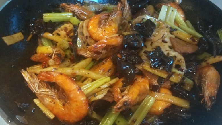 干锅藕片,不能加水,干煸,加入适量盐。