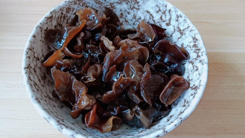 黄瓜木耳炒鸡蛋,泡发好的木耳清洗干净,用手撕成小块。