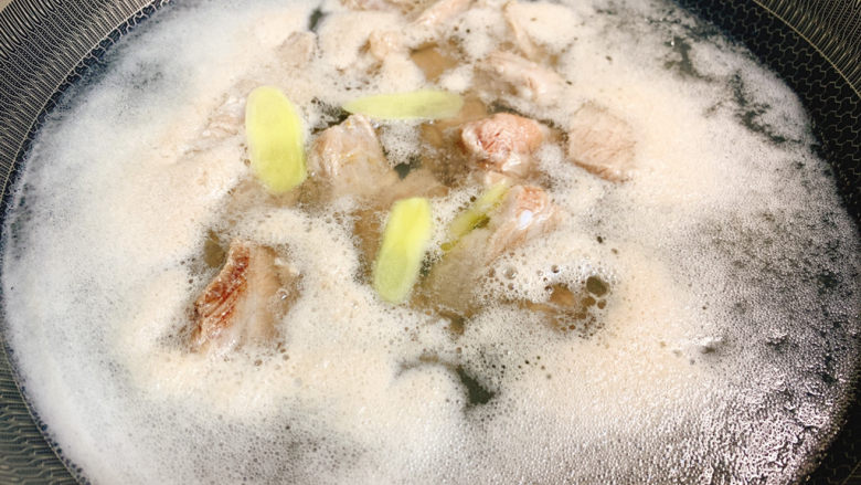 可乐排骨,煮开,撇去浮沫