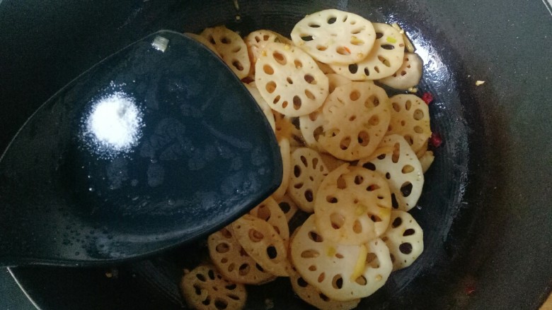 醋溜藕片,加入适量盐,翻炒片刻