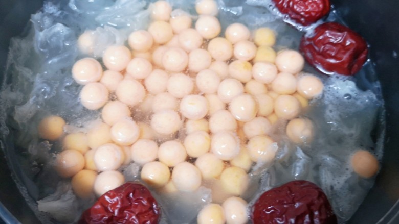 红薯圆子,下入小圆子烧开,继续小火煮10分钟左右。