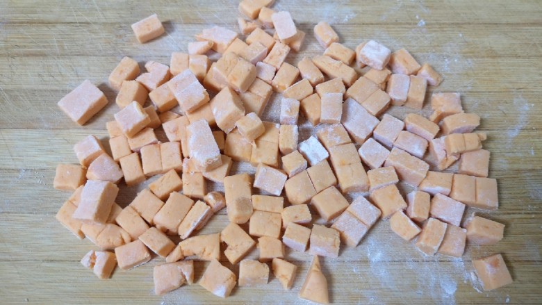红薯圆子,切成小丁,用保鲜膜盖起来。