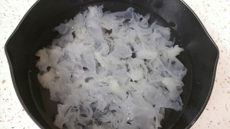 红薯圆子,洗干净撕碎放入锅里,加入纯净水。