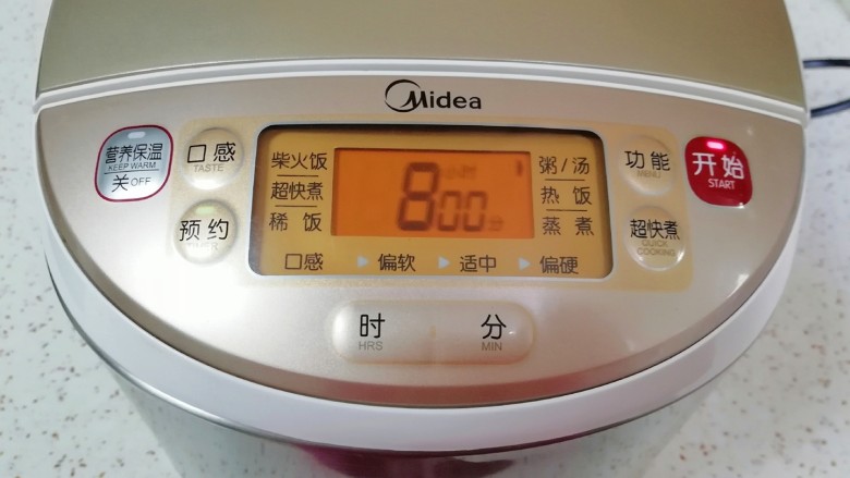 红枣黑米粥,按自己需要预约好时间,按“开始”键,就可以安心睡觉了。