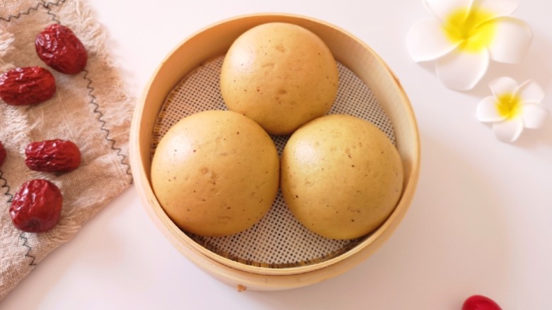 红枣红糖馒头,看看,馒头表面光滑。