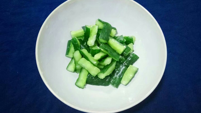 酸辣黄瓜条,挤干水份的黄瓜放入碗中
