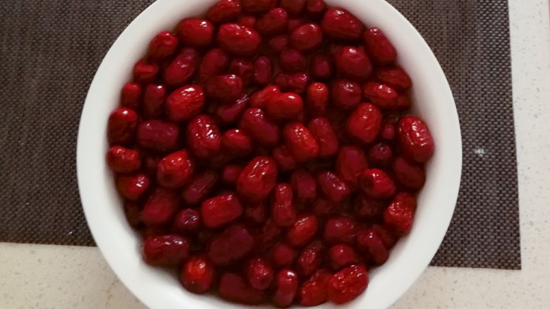 红枣黑米粥,<a style='color:red;display:inline-block;' href='/shicai/ 2470'>红枣</a>清洗干净备用