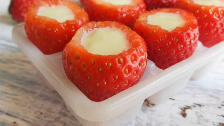 草莓炼奶冰淇淋,挤好炼奶后放进冰箱冷冻2~3小时