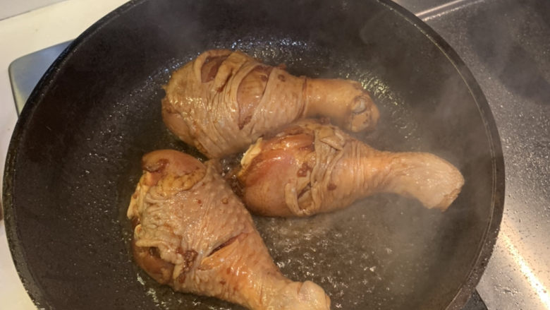 蜜汁鸡腿,冷锅热油,中小火放入鸡腿慢煎