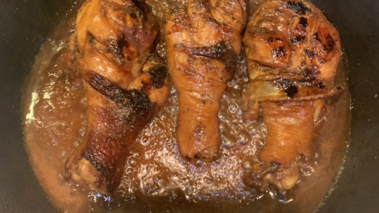 蜜汁鸡腿,中途把鸡腿,翻转一面