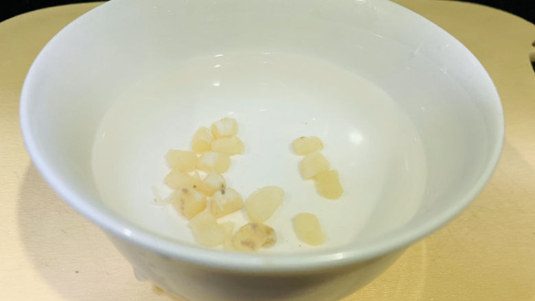 海带冬瓜汤,<a style='color:red;display:inline-block;' href='/shicai/ 195'>干贝</a>少许泡水;