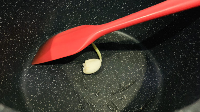 海带冬瓜汤,锅里放少许油,加一瓣蒜,炒香;
