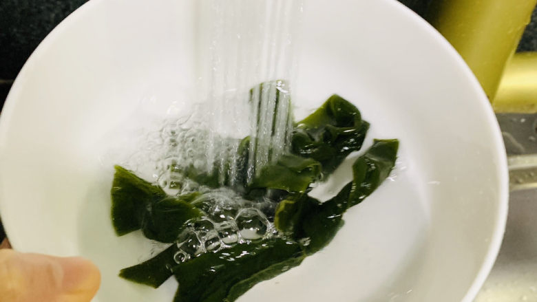 海带冬瓜汤,将海带结用水清洗干净,并泡水;