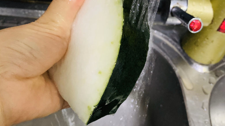 海带冬瓜汤,冬瓜取一部分,洗净;