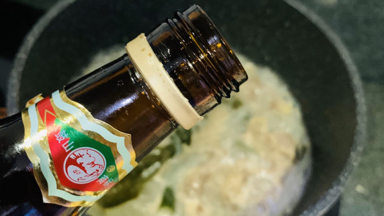 海带冬瓜汤,出锅前加少许料酒调味,因为海带结有咸味,不用加盐;